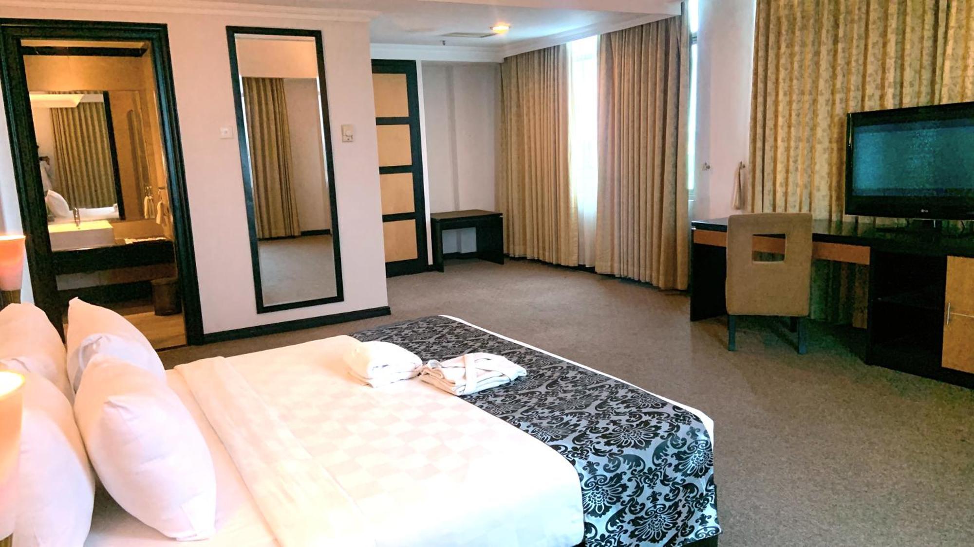 Grand Jatra Hotel Pekanbaru Exterior photo